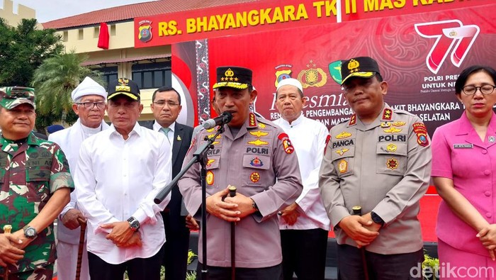 Kapolri Jenderal Listyo Sigit Prabowo usai meresmikan RS Bhayangkara TK II Mas Kadiran. (Foto: Finta Rahyuni/detikSumut).