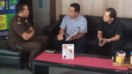 Nengah Jimat, kuasa hukum pelaku pencurian LPG 3 kilogram bernama Ilham Bayu Nugroho melaporkan kasus kliennya ke Kejaksaan Tinggi Bali, Rabu (5/7/2023).
