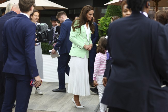 Sebagai pelengkap, rok lipit berwarna putih menjadi andalan. Menurut Telegraph, ia memilih warna tersebut untuk menghormati tradisi Wimbledon yang mengharuskan seluruh pemain yang berlaga memakai busana serba putih walaupun terjadi perubahan peraturan tahun ini. (Foto: Hannah Mckay/Pool Photo via AP)