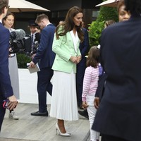 Sebagai pelengkap, rok lipit berwarna putih menjadi andalan. Menurut Telegraph, ia memilih warna tersebut untuk menghormati tradisi Wimbledon yang mengharuskan seluruh pemain yang berlaga memakai busana serba putih walaupun terjadi perubahan peraturan tahun ini. (Foto: Hannah Mckay/Pool Photo via AP)