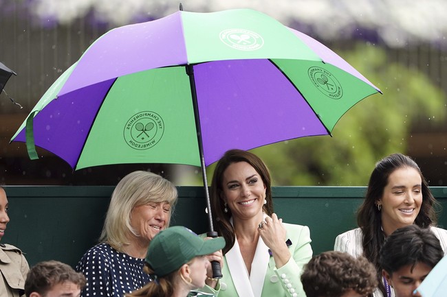 Sebagai penyokong (patron) Wimbledon, Kate Middleton selalu menghadiri ajang Grand Slam tenis tertua di dunia itu. Tanpa terkecuali untuk perhelatan tahun ini di mana sang Putri Wales ‘menghidupkan’ lagi gaya Putri Diana. (Foto: Zac Goodwin/Pool Photo via AP)