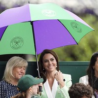 Sebagai penyokong (patron) Wimbledon, Kate Middleton selalu menghadiri ajang Grand Slam tenis tertua di dunia itu. Tanpa terkecuali untuk perhelatan tahun ini di mana sang Putri Wales ‘menghidupkan’ lagi gaya Putri Diana. (Foto: Zac Goodwin/Pool Photo via AP)