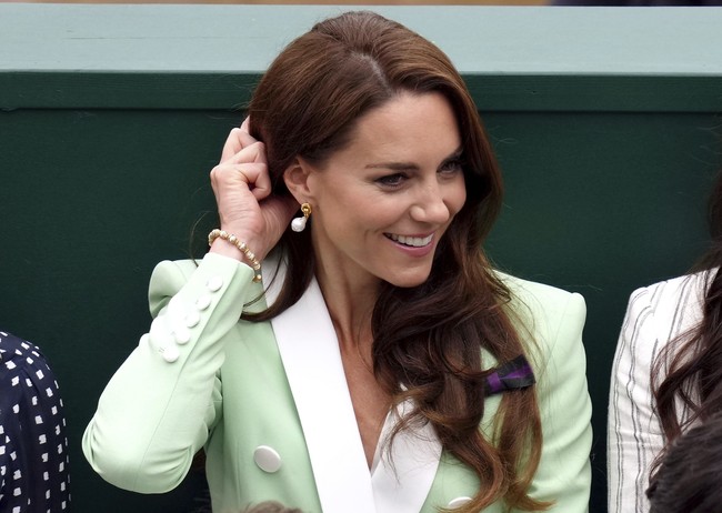 Di sisi lain, gaya Kate ini sekaligus merujuk pada seragam wasit Wimbledon yang identik dengan blazer kasual. Begitu pula warna hijaunya yang senada dengan logo Wimbledon. (Foto: John Walton/PA via AP)