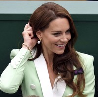 Di sisi lain, gaya Kate ini sekaligus merujuk pada seragam wasit Wimbledon yang identik dengan blazer kasual. Begitu pula warna hijaunya yang senada dengan logo Wimbledon. (Foto: John Walton/PA via AP)