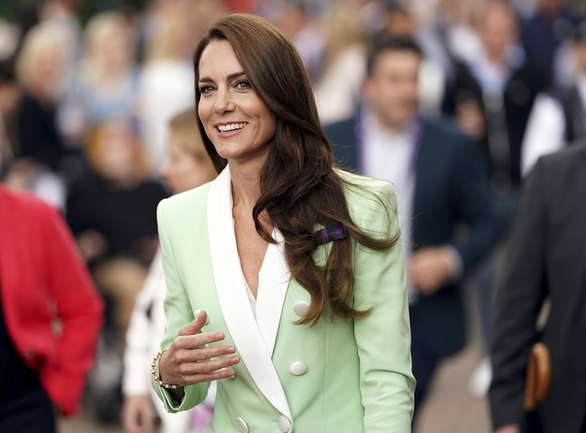 Kate memvisualisasikan blazer ini dengan pendekatan yang kekinian. Dress yang dipakai ibu tiga anak ini memiliki garis leher yang dalam sehingga ketika berpadu dengan blazer tersebut ia seakan tampil tanpa dalaman. Sebuah tren yang belakangan menghiasi panggung desainer mode ternama beberapa musim terakhir. (Foto: Adam Davy/PA via AP)