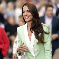 Kate memvisualisasikan blazer ini dengan pendekatan yang kekinian. Dress yang dipakai ibu tiga anak ini memiliki garis leher yang dalam sehingga ketika berpadu dengan blazer tersebut ia seakan tampil tanpa dalaman. Sebuah tren yang belakangan menghiasi panggung desainer mode ternama beberapa musim terakhir. (Foto: Adam Davy/PA via AP)