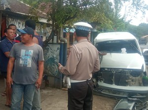 Kijang Adu Banteng dengan Truk Gandeng di Banyuwangi gegara Rem Blong