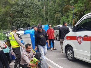 20 Wisatawan Terluka Akibat Elf Terguling di Sarangan Magetan