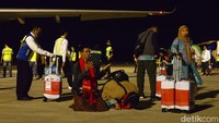 Sejumlah jemaah haji sujud syukur saat tiba di Bandara Adi Soemarmo.