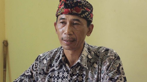 Kelian Desa Adat Sekumpul Gede Sudiasa menjelaskan alasan prajuru adat memalsukan tanda tangan salah seorang warga, di Sekretariat Desa Adat Sekumpul, Rabu (5/7/2023). (Made Wijaya Kusuma.)