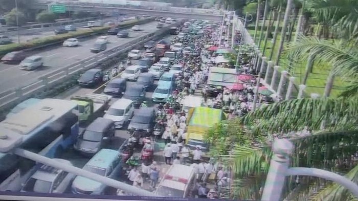 Kemacetan parah terjadi di Jalan Gatot Subroto depan DPR imbas demo massa, Rabu (5/7/2023) siang.