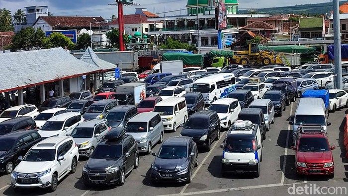 Kepadatan kendaraan imbas antrean panjang di Pelabuhan Ketapang yang mencapai 12 kilometer.
