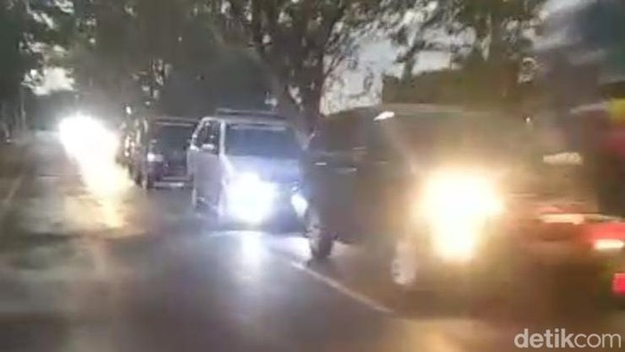 Kepadatan kendaraan imbas antrean panjang di Pelabuhan Ketapang yang mencapai 12 kilometer.