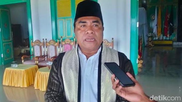 Ketua Tim Penghitungan dan Penyusunan Kalender Islam 100 Tahun Kesultanan Tidore Ishak Naser.