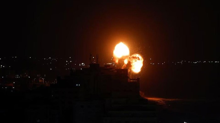 Smoke and flames rise during Israeli airstrikes in Gaza City July 5, 2023. REUTERS/Mohammed Salem