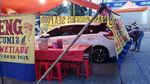 Kocak! Potret Mobil yang Terperangkap di Tenda Pecel Lele dan Nasi Uduk