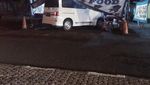 Kocak! Potret Mobil yang Terperangkap di Tenda Pecel Lele dan Nasi Uduk