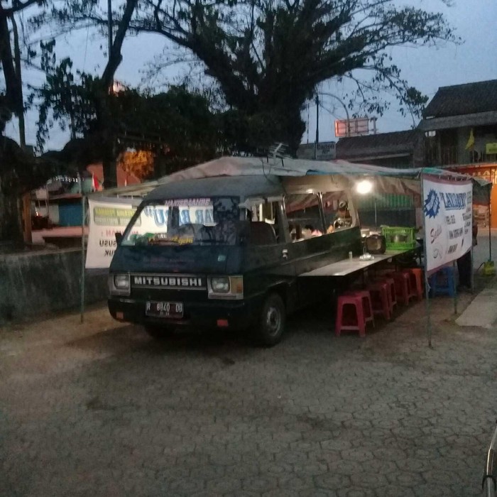 Kocak! Potret Mobil yang Terperangkap di Tenda Pecel Lele dan Nasi Uduk