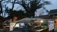 Berbeda dengan mobil-mobil lainnya. Kalau mobil yang satu ini tugasnya memang mejeng di tengah warung pecel lele. Karena sang penjual memutuskan untuk mengganti gerobak jualannya dengan mobil. Foto: Instagram/Twitter/Site