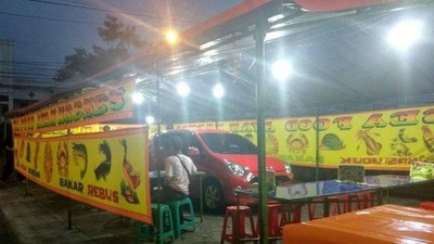 Kocak! Potret Mobil yang Terperangkap di Tenda Pecel Lele dan Nasi Uduk