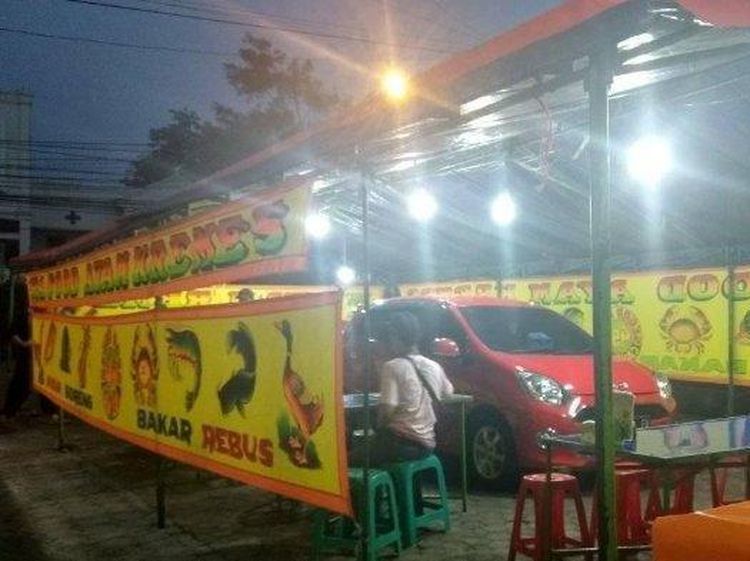 Kocak! Potret Mobil yang Terperangkap di Tenda Pecel Lele dan Nasi Uduk