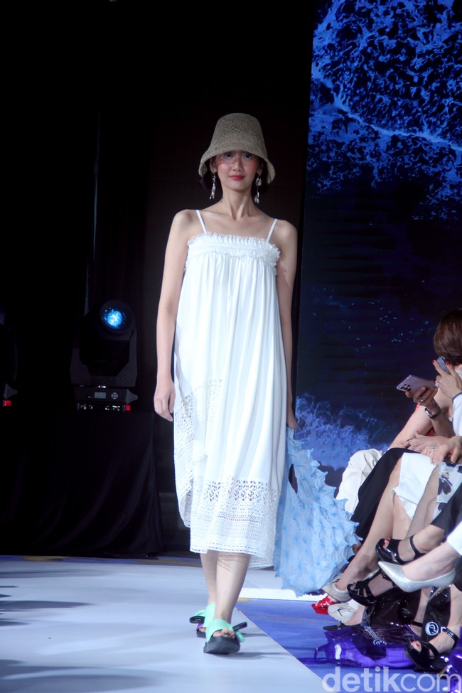 Fashion show koleksi terbaru Purana karya desainer Nonita Respati yang berlangsung di Raffles Hotel Jakarta, Senin [3/7/2023]. Nonita menghadirkan busana liburan dengan permainan bunga-bunga, tiga dimensi yang disebutnya sebagai wearable artwork. Foto: Mohammad Abduh/Detikcom.