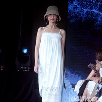 Fashion show koleksi terbaru Purana karya desainer Nonita Respati yang berlangsung di Raffles Hotel Jakarta, Senin [3/7/2023]. Nonita menghadirkan busana liburan dengan permainan bunga-bunga, tiga dimensi yang disebutnya sebagai wearable artwork. Foto: Mohammad Abduh/Detikcom.