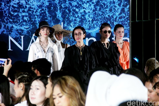 Fashion show koleksi terbaru Purana karya desainer Nonita Respati yang berlangsung di Raffles Hotel Jakarta, Senin [3/7/2023]. Nonita menghadirkan busana liburan dengan permainan bunga-bunga, tiga dimensi yang disebutnya sebagai wearable artwork. Foto: Mohammad Abduh/Detikcom.