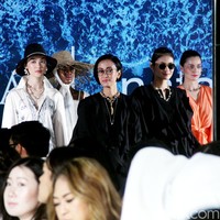 Fashion show koleksi terbaru Purana karya desainer Nonita Respati yang berlangsung di Raffles Hotel Jakarta, Senin [3/7/2023]. Nonita menghadirkan busana liburan dengan permainan bunga-bunga, tiga dimensi yang disebutnya sebagai wearable artwork. Foto: Mohammad Abduh/Detikcom.