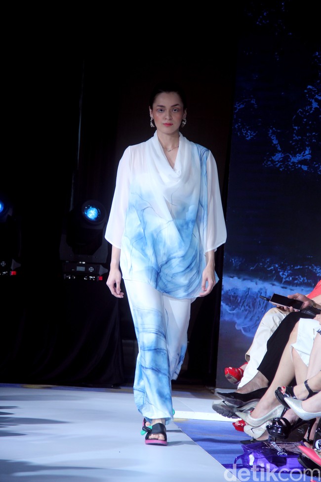 Fashion show koleksi terbaru Purana karya desainer Nonita Respati yang berlangsung di Raffles Hotel Jakarta, Senin [3/7/2023]. Nonita menghadirkan busana liburan dengan permainan bunga-bunga, tiga dimensi yang disebutnya sebagai wearable artwork. Foto: Mohammad Abduh/Detikcom.