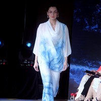 Fashion show koleksi terbaru Purana karya desainer Nonita Respati yang berlangsung di Raffles Hotel Jakarta, Senin [3/7/2023]. Nonita menghadirkan busana liburan dengan permainan bunga-bunga, tiga dimensi yang disebutnya sebagai wearable artwork. Foto: Mohammad Abduh/Detikcom.