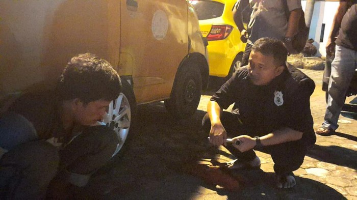Kompol Fathir saat menginterogasi pencuri ban mobil di Pasar Petisah Medan. (Foto: Istimewa)
