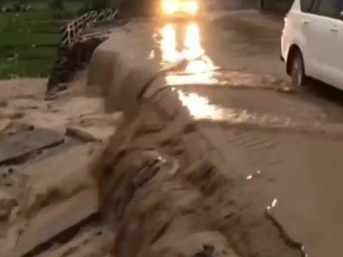 Kondisi jalan yang longsor akibat luapan sungai di Lahat