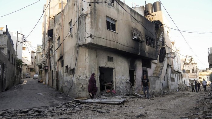 Kondisi Kamp Pengungsi di Jenin yang Rusak Usai Operasi Militer Israel Pasukan Israel telah melakukan operasi militer terbesar di Jenin, Palestina. Akibatnya, kamp pengungsian di kawasan menjadi rusak.