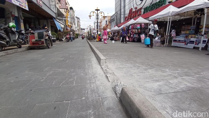 Kondisi pembatas pedestrian Jalan Cihideung yang dirusak.