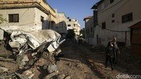 Setelah tentara Israel meninggalkan Jenin, para penduduk setempat yang sebelumnya mengungsi mulai berdatangan kembali ke kamp tersebut. AP Photo/Majdi Mohammed.