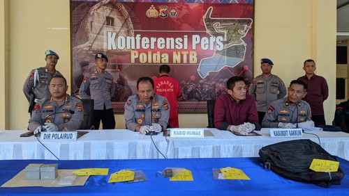 Polda NTB menunjukkan seorang lansia asal Sumbawa, NTB, yang membawa 1.000 detonator di Mapolda NTB, Rabu (5/7/2023).