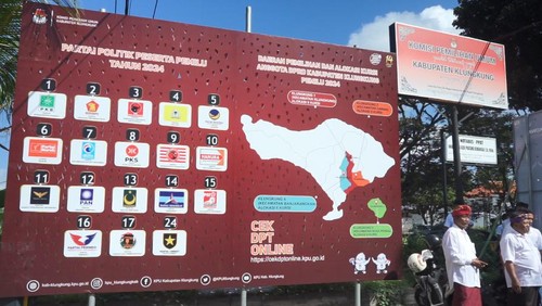 Daftar partai yang lolos pada Pemilu 2024 yang terpampang di halaman kantor KPU Klungkung, Rabu (5/7/2023).