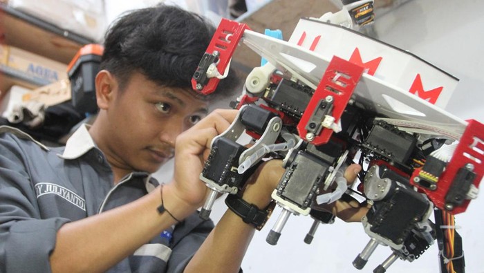Mahasiswa menunjukkan cara kerja purwarupa robot penyelamat atau Search and Rescue (SAR) rakitannya yang diberi nama Dome di Bengkel Robotika, Universitas Muhammadiyah Malang (UMM), Jawa Timur, Rabu (5/7/2023). Purwarupa robot penyelamat yang menjadi karya terbaik di ajang Kontes Robot SAR Indonesia  tersebut dilengkapi sensor ultrasonik dan infra merah sehingga mampu melakukan pencarian sekaligus penyelamatan korban di daerah bencana gempa bumi serta tanah longsor. ANTARA FOTO/Ari Bowo Sucipto/foc.