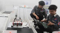 Mahasiswa menunjukkan cara kerja purwarupa robot penyelamat atau Search and Rescue (SAR) rakitannya yang diberi nama Dome di Bengkel Robotika, Universitas Muhammadiyah Malang (UMM), Jawa Timur, Rabu (5/7/2023).  