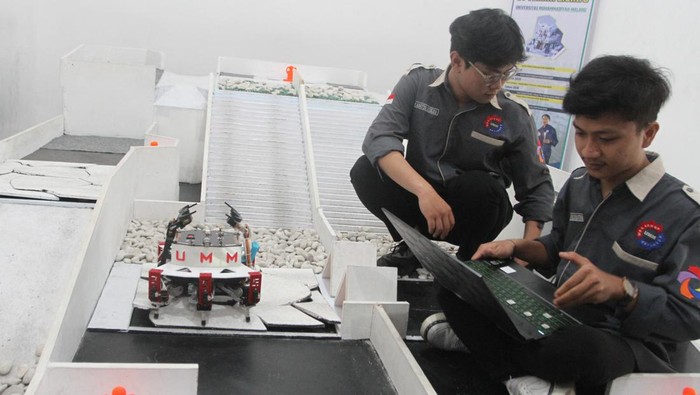 Kreatif! Mahasiswa Ini Bikin Robot Penyelamat Mahasiswa menunjukkan cara kerja purwarupa robot penyelamat atau Search and Rescue (SAR) rakitannya yang diberi nama Dome di Bengkel Robotika, Universitas Muhammadiyah Malang (UMM), Jawa Timur, Rabu (5/7/2023). Purwarupa robot penyelamat yang menjadi karya terbaik di ajang Kontes Robot SAR Indonesia tersebut dilengkapi sensor ultrasonik dan infra merah sehingga mampu melakukan pencarian sekaligus penyelamatan korban di daerah bencana gempa bumi serta tanah longsor. ANTARA FOTO/Ari Bowo Sucipto/foc.