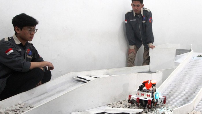 Mahasiswa menunjukkan cara kerja purwarupa robot penyelamat atau Search and Rescue (SAR) rakitannya yang diberi nama Dome di Bengkel Robotika, Universitas Muhammadiyah Malang (UMM), Jawa Timur, Rabu (5/7/2023). Purwarupa robot penyelamat yang menjadi karya terbaik di ajang Kontes Robot SAR Indonesia tersebut dilengkapi sensor ultrasonik dan infra merah sehingga mampu melakukan pencarian sekaligus penyelamatan korban di daerah bencana gempa bumi serta tanah longsor. ANTARA FOTO/Ari Bowo Sucipto/foc.