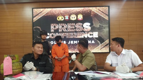 Pelaku pencurian barang elektronik di sejumlah SDN yang ada di Kabupaten Jembrana saat digiring pihak kepolisian, Rabu (5/7/2023).