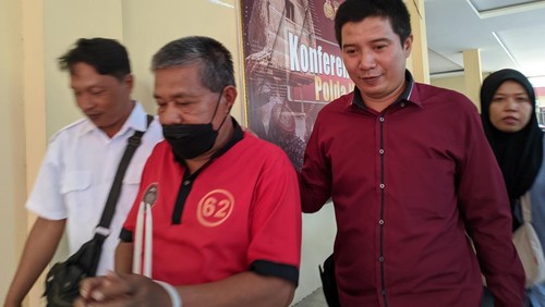 Lansia berinisial A asal Sumbawa, NTB, di Polda NTB, Rabu (5/7/2023). Pria berusia 63 tahun itu ditangkap lantaran membawa 1.000 detonator.