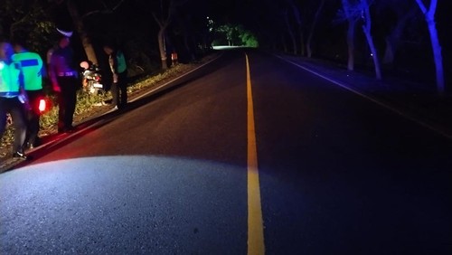 Polisi melakukan olah tempat kejadian perkara kecelakaan tunggal yang melibatkan satu keluarga asal Probolinggo, Jawa Timur. Kecelakaan tersebut terjadi di Jalan Nasional Denpasar-Gilimanuk, Jembrana, Bali, Selasa (4/7/2023).