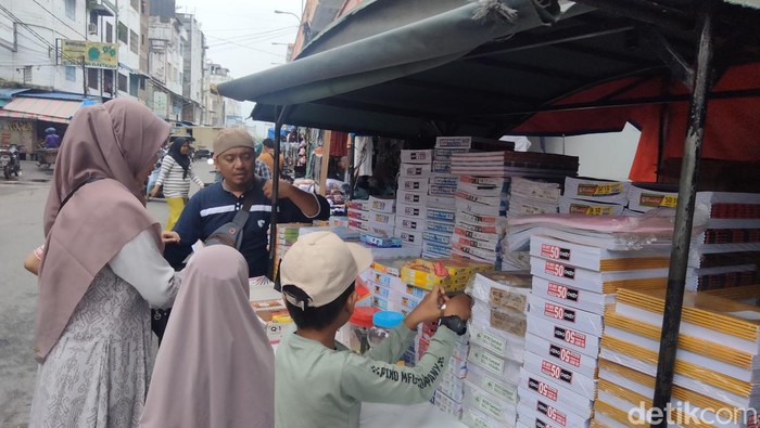 Masyarakat ramai memburu keperluan buku tulis jelang masuk tahun ajaran baru.