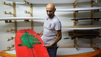 Paul Abbas menunjukan papan selancar karyanya yang telah jadi.  