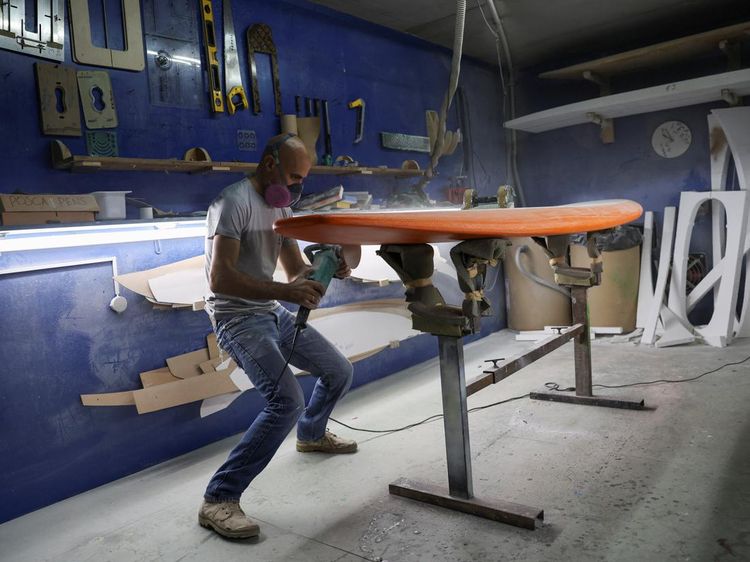 Melihat Pembuatan Papan Selancar Warga Lebanon