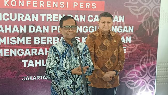 Menko Polhukam Mahfud Md dan Kepala BNPT Komjen Rycko Amelza Dahniel. (Adrial/detikcom)
