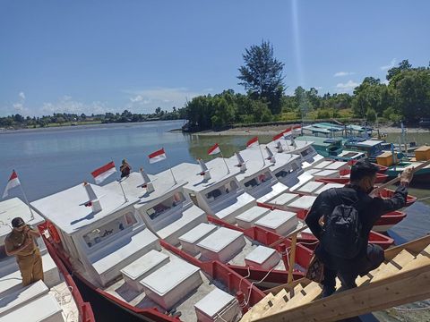 Mensos Risma bagikan perahu untuk nelayan di Bangka Belitung (Babel), Selasa (4/7/2023).